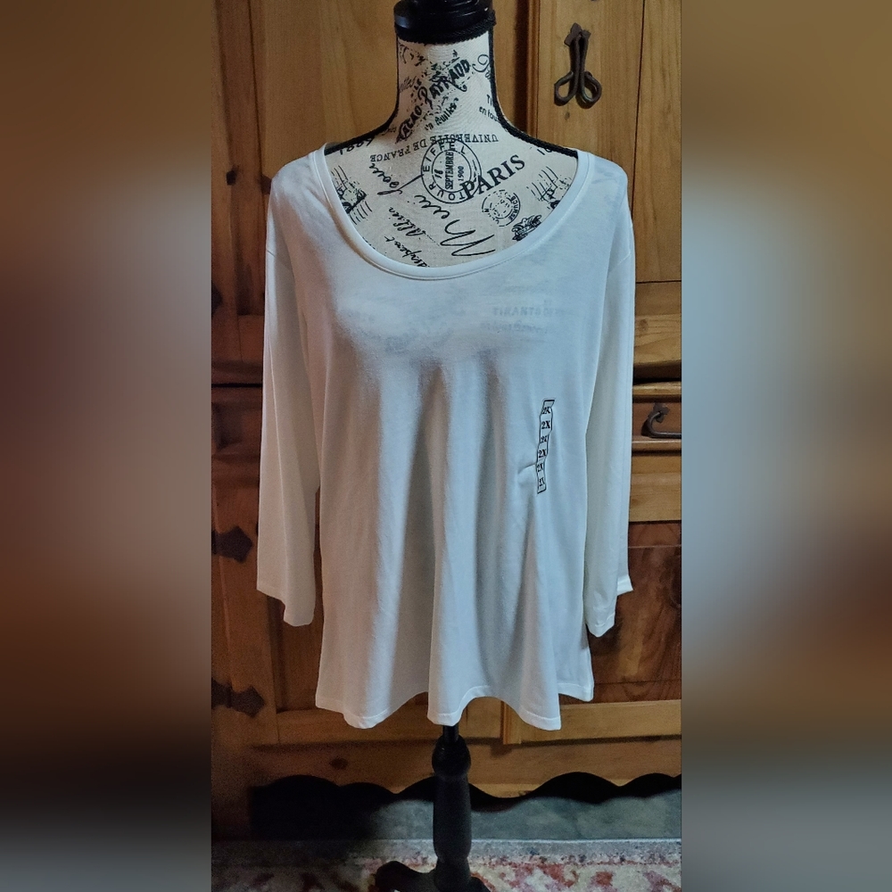 Jennifer Lauren plus cream scoop neck quarter length sleeve tunic. Size 2X